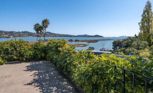 325 Strawberry Dr, Mill Valley CA 94941-2508 exterior