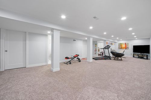 5606 Parkside Ave, Chicago IL 60646-6421 exterior