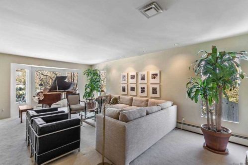 10 Durham Dr, Huntington Station NY 11746-5310 exterior