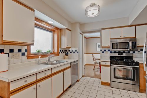 1537 Candlewood Dr, Bull Valley IL 60014-8962 exterior