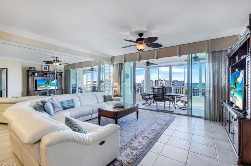 21 Bluebill Ave, Naples FL 34108-1794 exterior