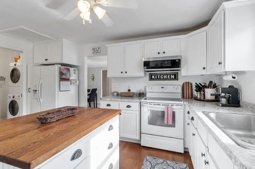 8125 Lk Wood Dr, Kalamazoo MI 49002-4338 exterior