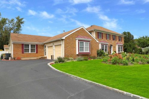 10 Dunlop Ct, Commack, NY 11725-1773