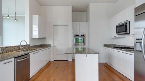 450 Waterside Dr, Chicago IL  60601-4702 exterior