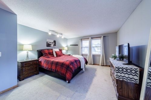 201 Winterset Dr, Springfield MA 01129-1850 exterior