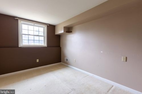 136 Dunsinane Dr, New Castle DE 19720-2323 exterior