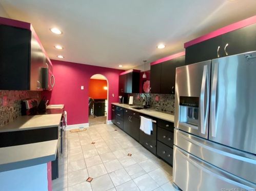 3 Oliver Rd, Enfield CT 06082-5512 exterior