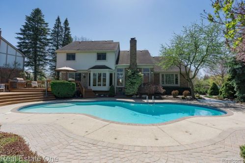 2872 River Trail Dr, Rochester MI  48309-3201 exterior