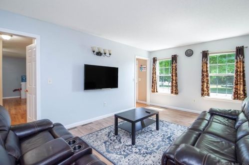 13 Gaylord Rd, Windsor Locks CT 06096-2815 exterior