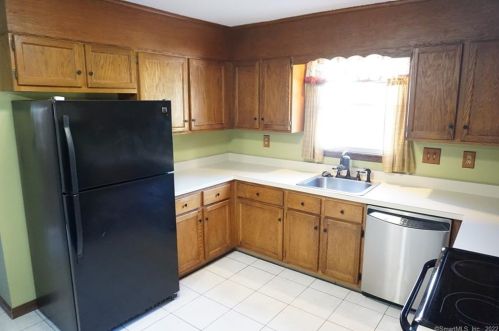 149 Maple St, Manchester CT 06040-6105 exterior