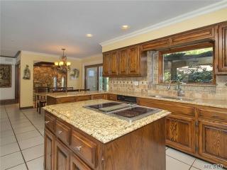 10 Jason Ct, Huntington Station NY  11746-5839 exterior