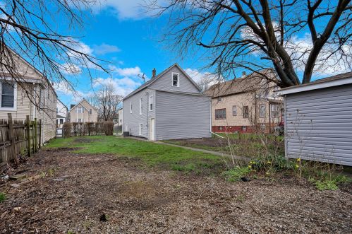 9329 Luella Ave, Chicago IL 60617-3930 exterior