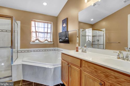 1942 Oak Hills Dr, Hanover PA 17331-9441 exterior