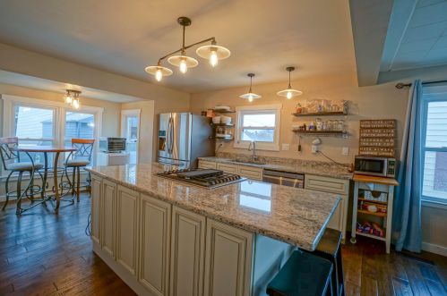 256 113th St, Milwaukee, WI 53226-4002