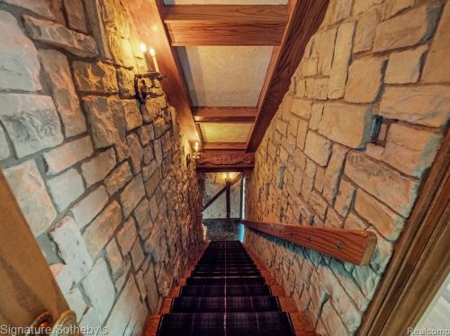 2009 Victoria Hl, Rochester MI exterior