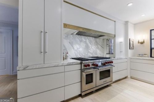 2312 Montview Dr, Atlanta GA 30305-4071 exterior