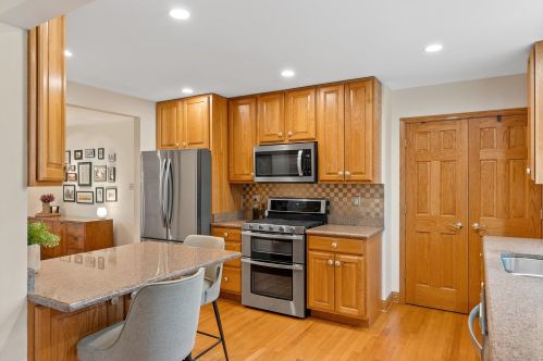 9360 Sleepy Hollow Ln, Milwaukee WI  53217-1242 exterior