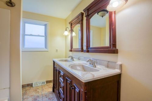 47 Laurel St, Springfield MA 01106-1150 exterior