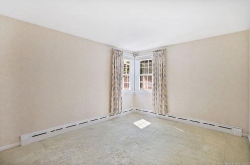 6 Hollywood Dr, Enfield CT 06082-4603 exterior