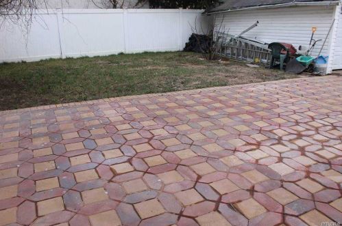 39 Waldinger St, Valley Stream, NY 11580-3806