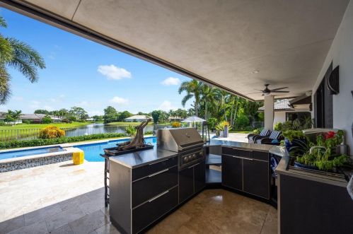 4803 Oak Cir, Boynton Beach FL 33436-5922 exterior