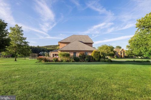 381 Thornhill Dr, Hanover PA  17331-7976 exterior