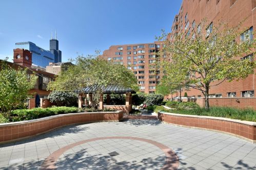 801 Plymouth Ct, Chicago IL 60605-2001 exterior