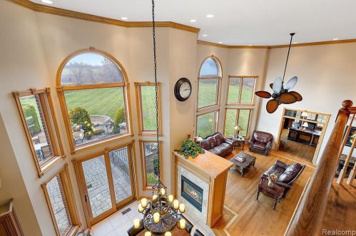 2384 Pebble Crk Dr, Rochester MI 48363-2228 exterior