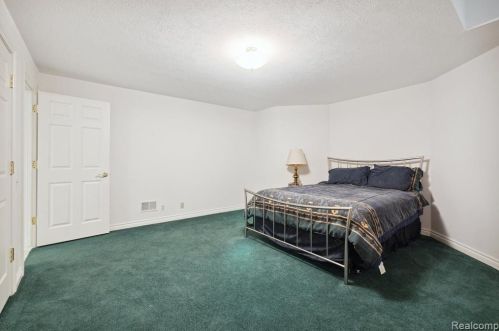 2511 Golf Crst Dr, Rochester MI 48309-4063 exterior