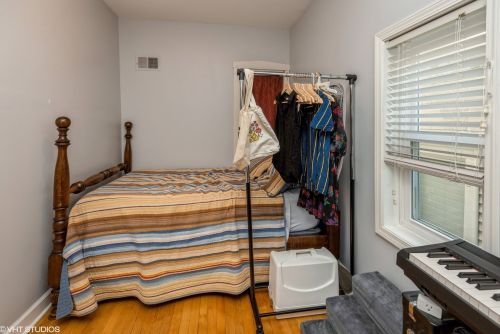 1333 Roscoe St, Chicago IL 60657-6782 exterior