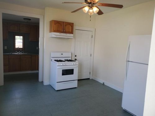 8 Ledyard St, Middletown RI 02840-1828 exterior