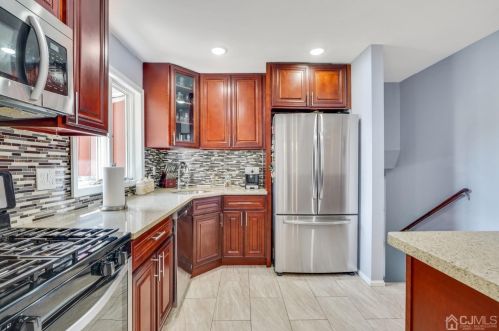 4 Loeb Ct, Edison NJ  08817-4713 exterior