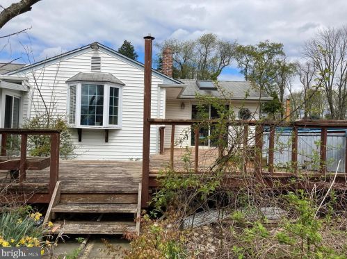 1172 Laurel Ln, Huntingdon Valley PA 19006-3216 exterior