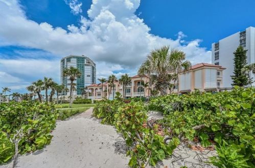 30 Casa Mar Ln, Naples FL 34103-3685 exterior