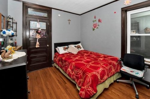 6030 California, Chicago IL 60659-3915 exterior