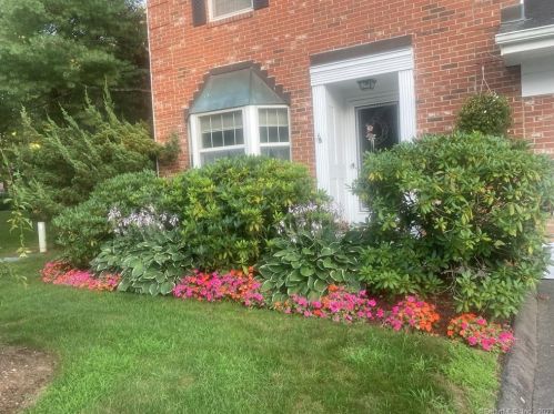 100 Tunxis Vlg, Farmington, CT 06032-1502