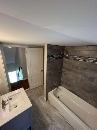 168 Spg St, Windsor Locks CT 06096-1724 exterior