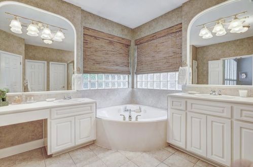 10246 Dianella Ln, Austin TX 78759-3038 exterior