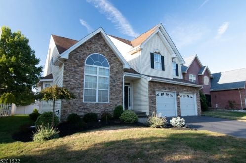 5 Jenna Dr, Bridgewater, NJ 08807-5698
