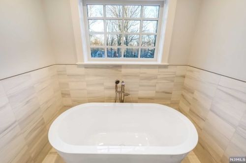 81 Trommel Dr, Mahwah NJ 07430-1533 exterior