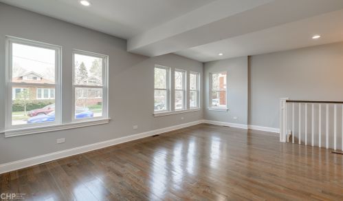 8342 Oglesby Ave, Chicago, IL 60617-1928