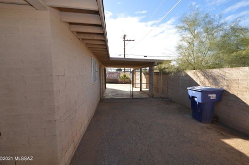 372 Corona Rd, Tucson AZ 85746-8809 exterior
