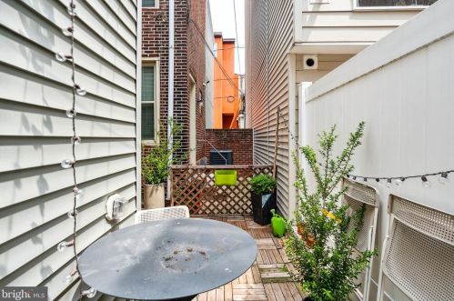 240 Fairmount Ave, Philadelphia PA  19123-2928 exterior