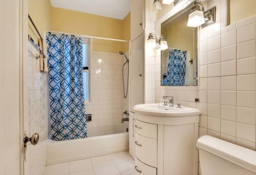 2311 Lunt Ave, Chicago IL  60645-4712 exterior