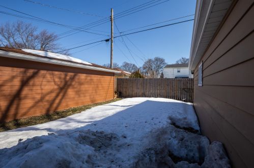 4242 90th Ct, Milwaukee WI 53222-1604 exterior