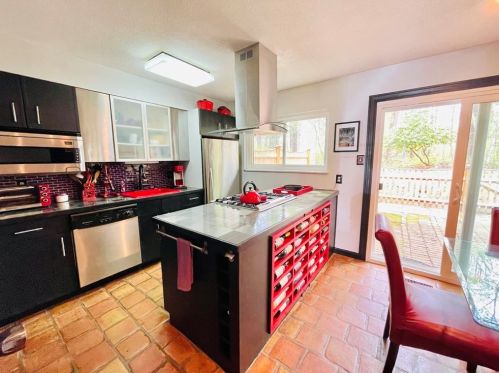 48 Smithfield Ct, Springfield MA  01108-3130 exterior