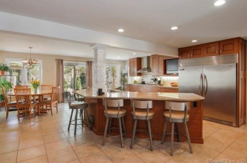 2 Deepwood Dr, Farmington CT 06032-1147 exterior