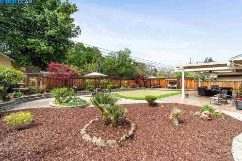 907 Hastings Dr, Concord CA 94518-3821 exterior