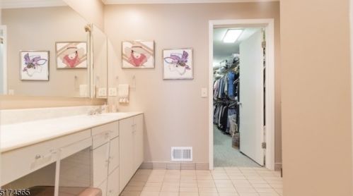 17 Coddington Ter, Livingston NJ 07039-3632 exterior