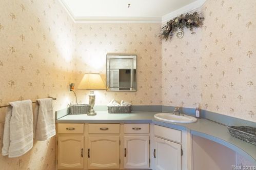 1249 Oakwood Ct, Rochester MI 48307-2539 exterior